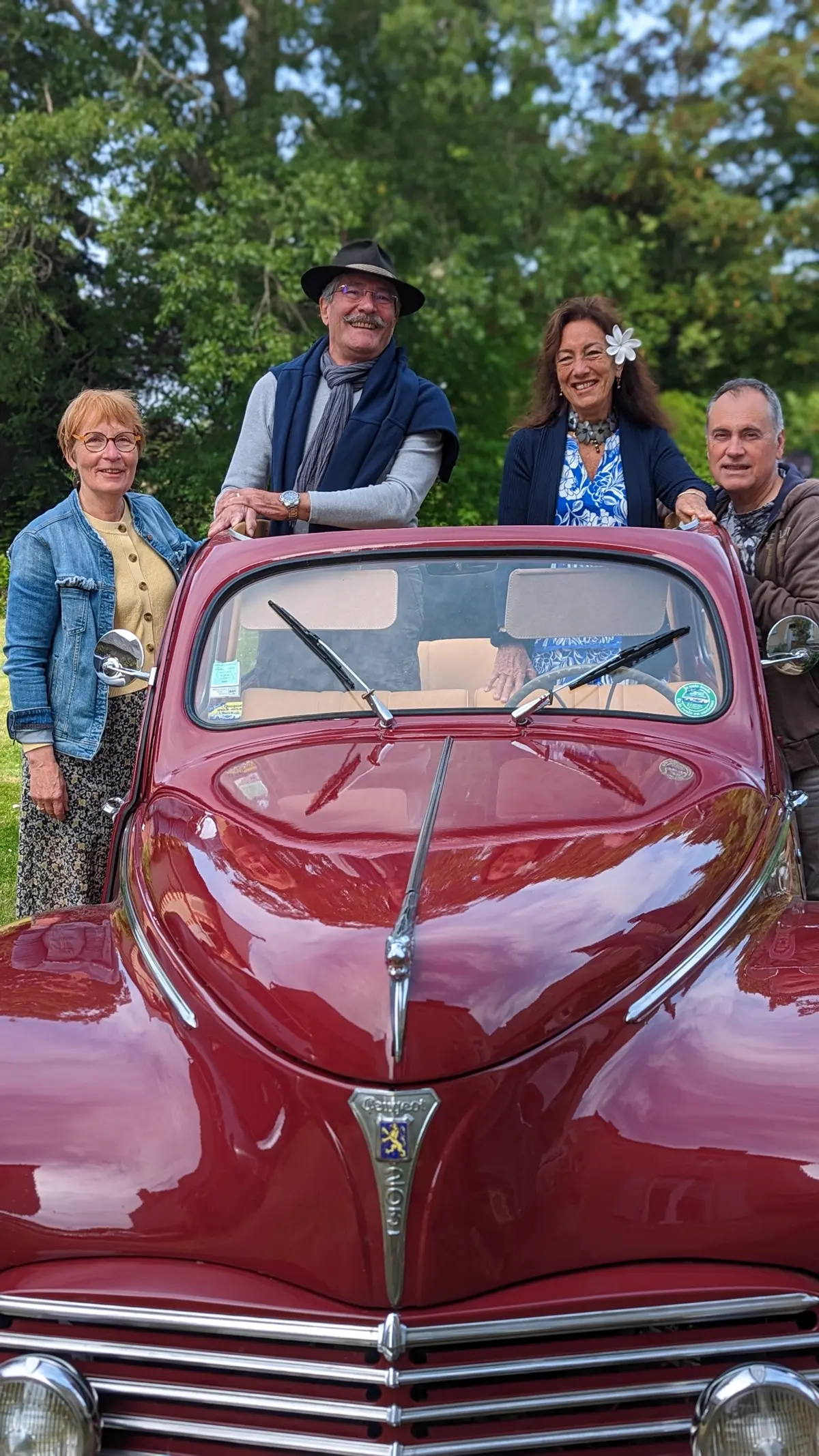 Passagers autour de la Peugeot 203