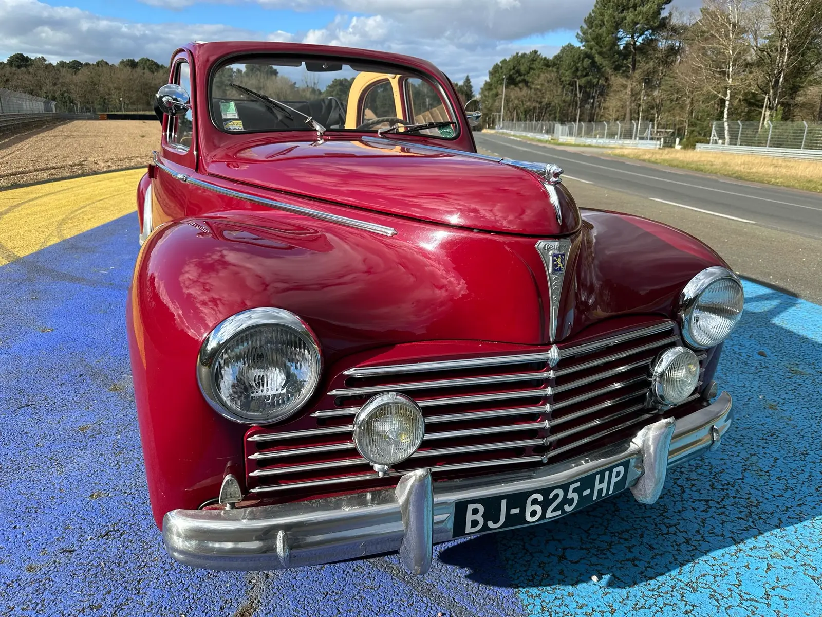 Détail de la Peugeot 203 rouge