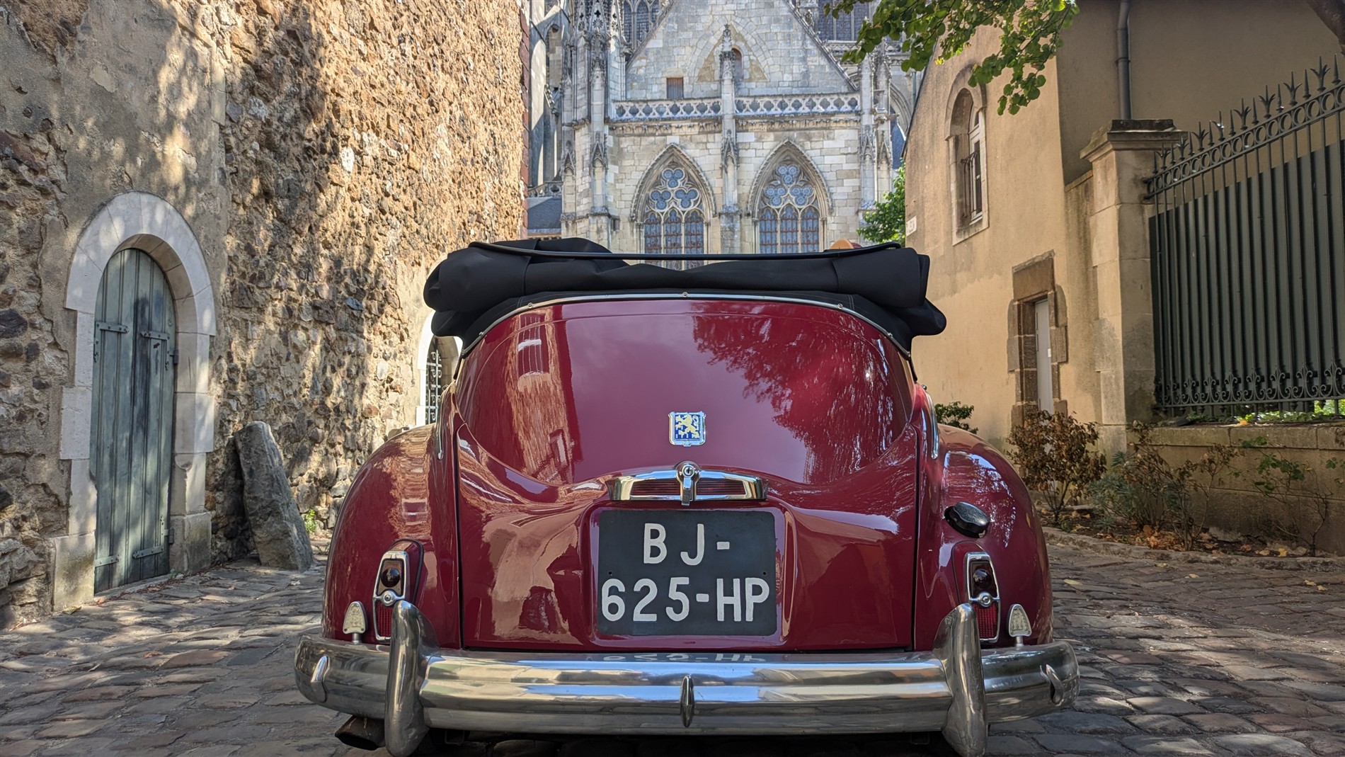 Peugeot 203 rouge lors d'une balade au Mans