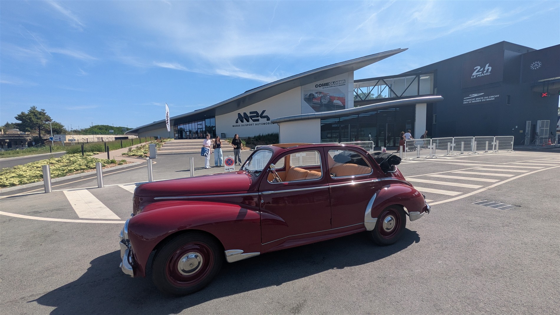 Peugeot 203 rouge sur les routes de Sarthe